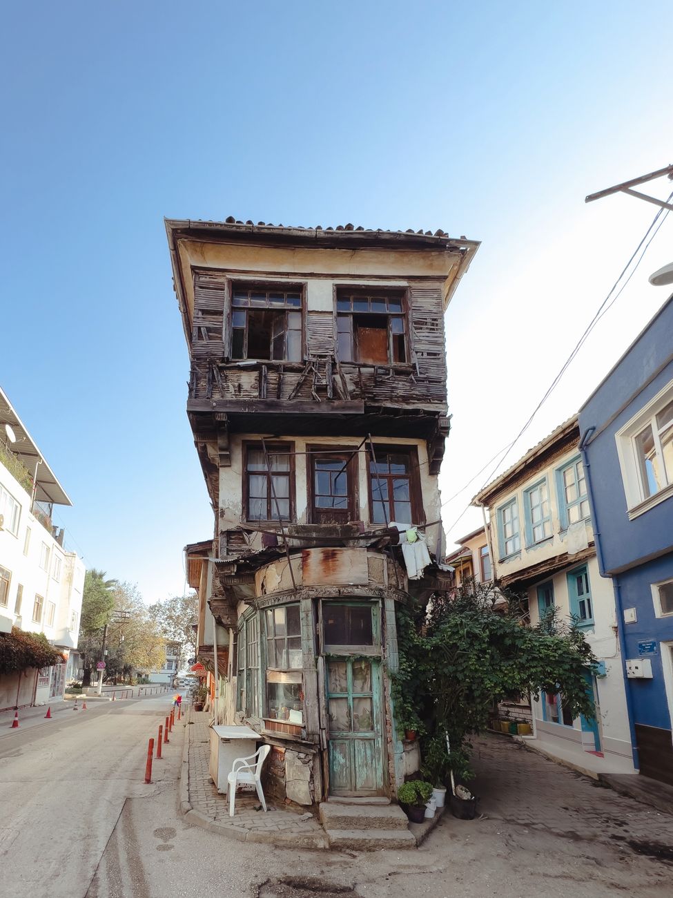 Odd, misshapen, cramped house