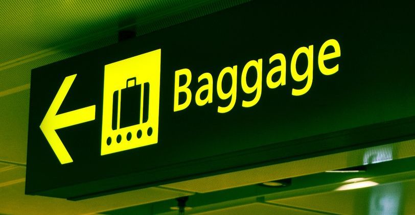 Sign pointing direction to baggage area.